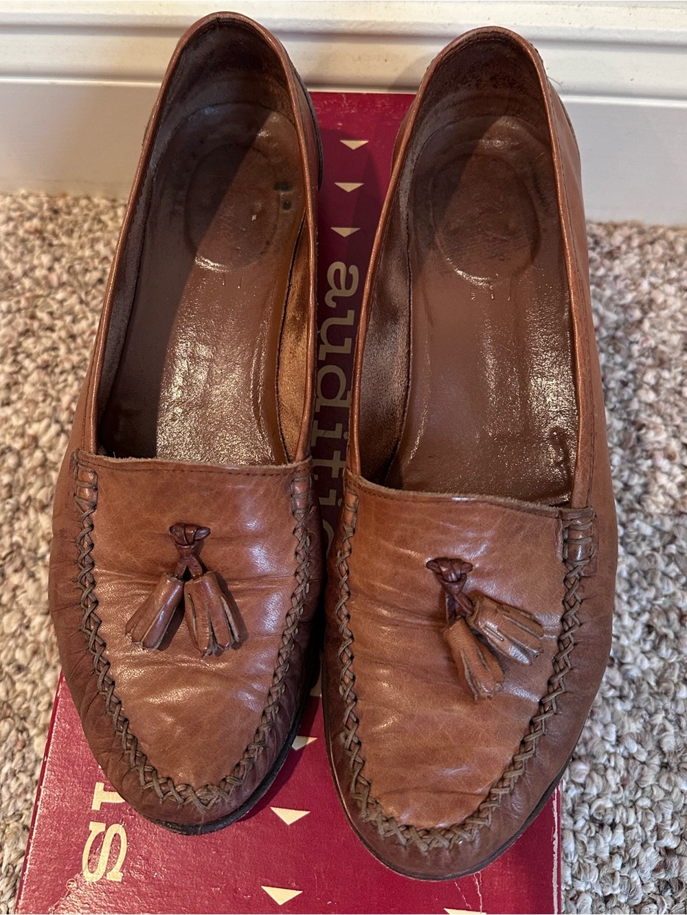Vintage 1980s Women's Tan Brown Leather Tasseled Loafers with Low Heel Size 7.5